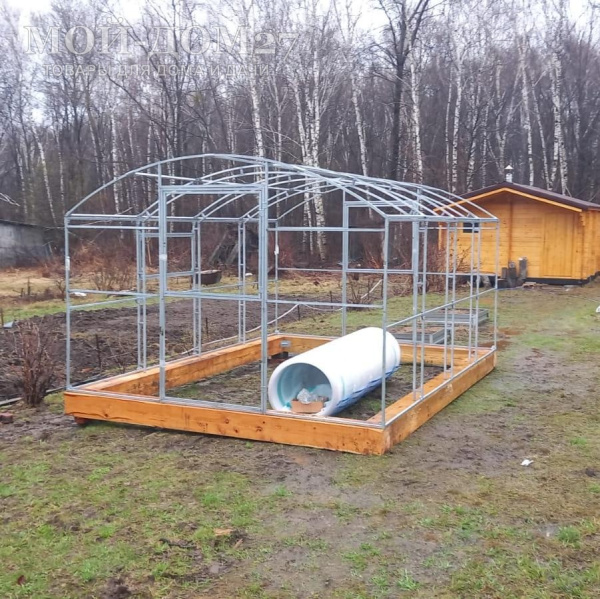 Теплица СверхПрочная ВАГОН 4 метра с поликарбонатом | Мой-Дом27 | Каркас изготовлен из оцинкованной замкнутой трубы 20*20 мм.<br>
 Ширина - 3 метра. Высота - 2,05 метра. Длина - 4 метра<br>
 Выдерживаемая снеговая нагрузка - 150 кг/м2. Выдерживаемая ветровая нагрузка - до 27 м/с.<br>
 Расстояние между дугами 1 метр.&nbsp;Ширина двери 0,96 метра.<br>
 <b>ДВОЙНАЯ ДУГА под дугой приварена еще одна дуга.&nbsp;Прямые стенки</b><br>